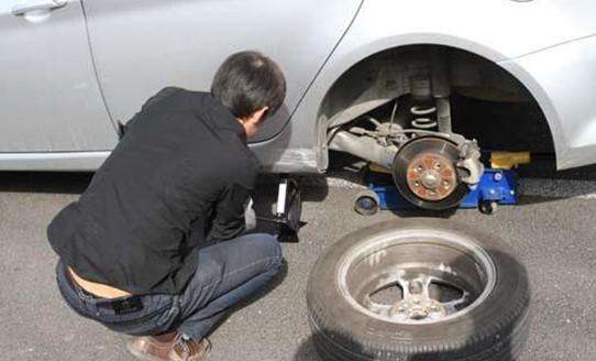 ¿Cómo cambiar los neumáticos de las ruedas del coche?